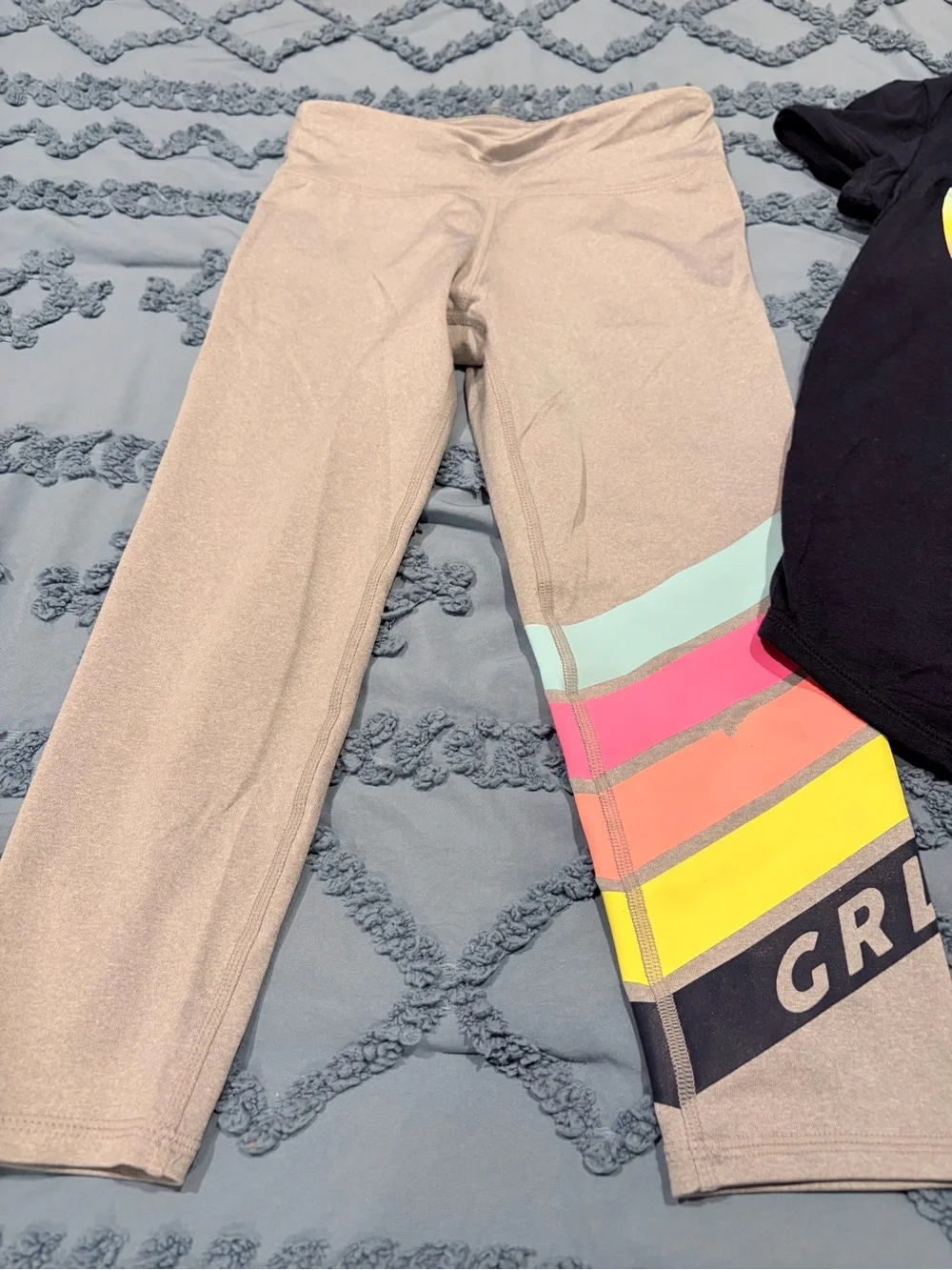 GapFit Girls Activewear Set | Gray Capri Leggings & Limited Edition Tee  Medium